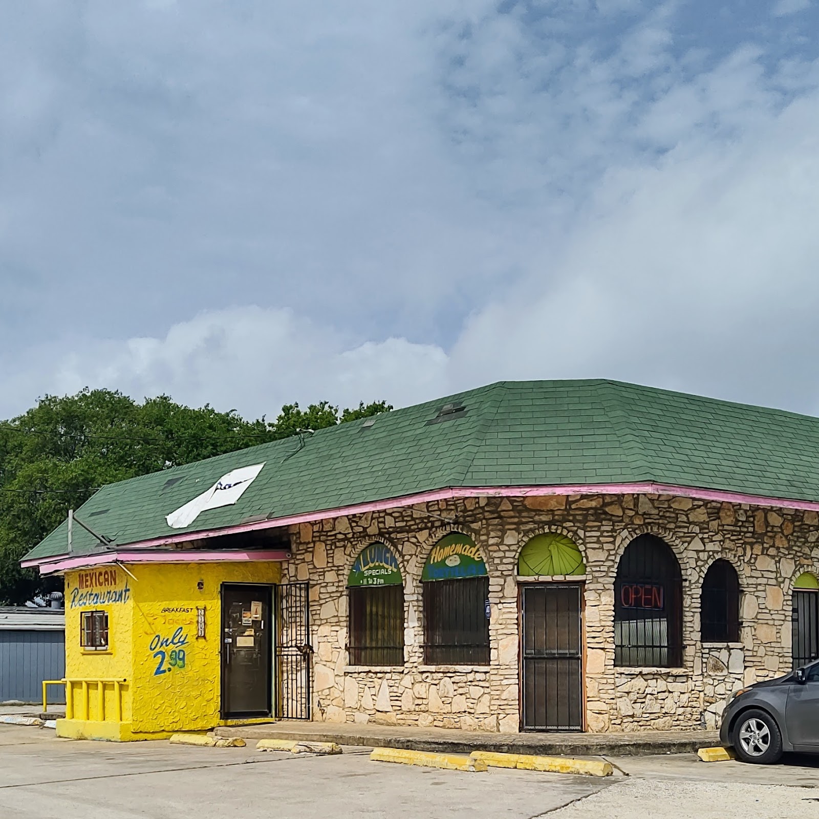 The Mí Pueblito Mexican Restaurant building on Quintana Rd